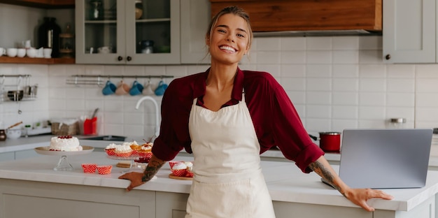Persona cocinando y sonriendo